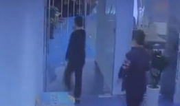 男人捅女人的视频,男子行凶女子，监控视频记录惊心一幕