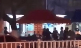 男人捅女人的视频,男子行凶女子，监控视频记录惊心一幕